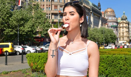 Красивая леди с темными волосами сольно мастурбирует и вводи...